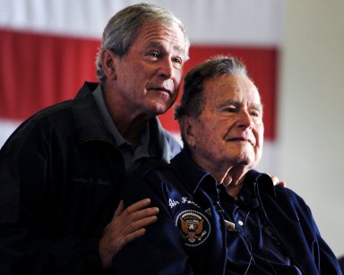 LOS EX PRESIDENTES GEORGE W. BUSH Y SU PADRE GEORGE H.W. BUSH DURANTE UN ACTO MILITAR