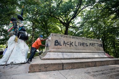 UNOS TRABAJADORES QUITAN CUATRO ESTATUTAS QUE CONMEMORABAN LA ÉPOCA DE LA CONFEDERACIÓN EN MARYLAND