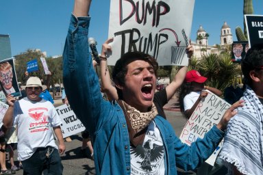 ARRESTOS Y PROTESTAS MARCAN LA VISITA DE TRUMP A ARIZONA