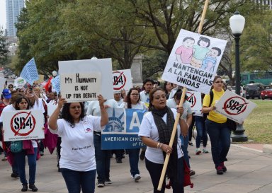 CIENTOS DE HISPANOS RECHAZAN EN TEXAS LA LEY QUE PROHIBIRÍA LAS ´´CIUDADES SANTUARIO´´