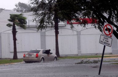 Matthew puede hacer un «bucle» y golpear por segunda vez Florida, pero débil