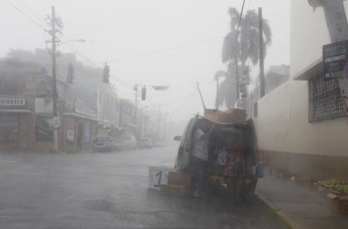 Puerto Rico se prepara para llegada huracán Irma mientras siguen desalojos