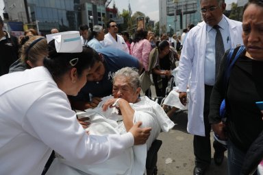 Un fuerte terremoto sacude la capital de México y causa escenas de pánico