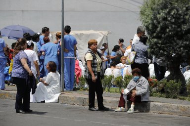 Un fuerte terremoto sacude la capital de México y causa escenas de pánico