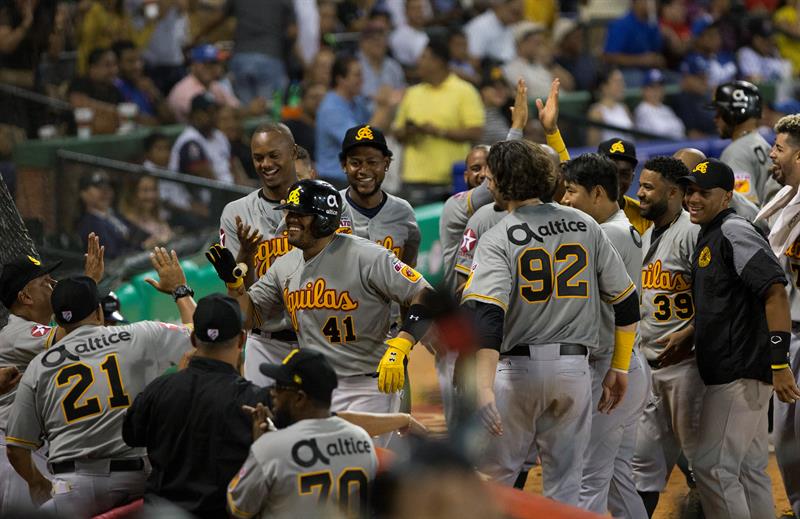 Las Águilas vencen a los Tigres en el inicio del béisbol dominicano