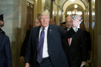 Donald Trump asiste a la asamblea electoral para la nueva ley de reforma fiscal