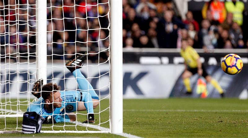 Valencia y Barcelona igualan en duelo intenso con gol no concedido a Messi