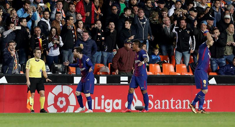 Valencia y Barcelona igualan en duelo intenso con gol no concedido a Messi