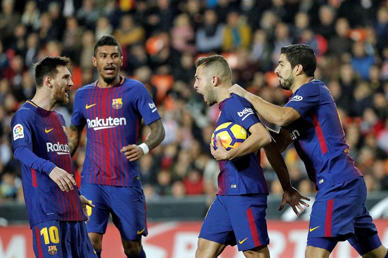 Valencia y Barcelona igualan en duelo intenso con gol no concedido a Messi