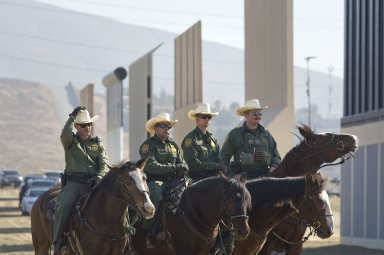 La polémica promesa del muro fronterizo ya cuenta con prototipos terminados