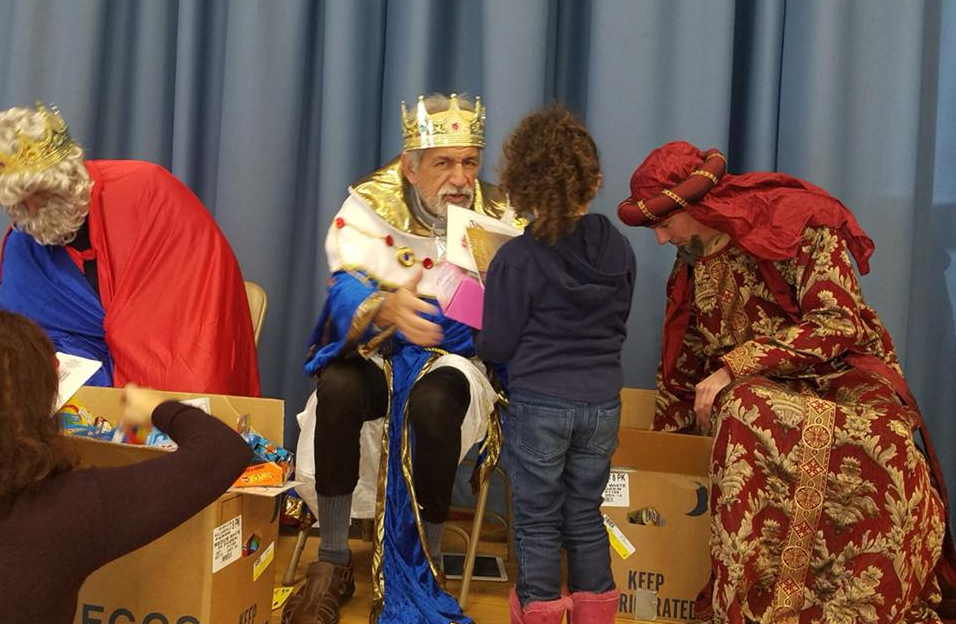 Reyes Magos llenan de regalos a niños en Rockville Centre