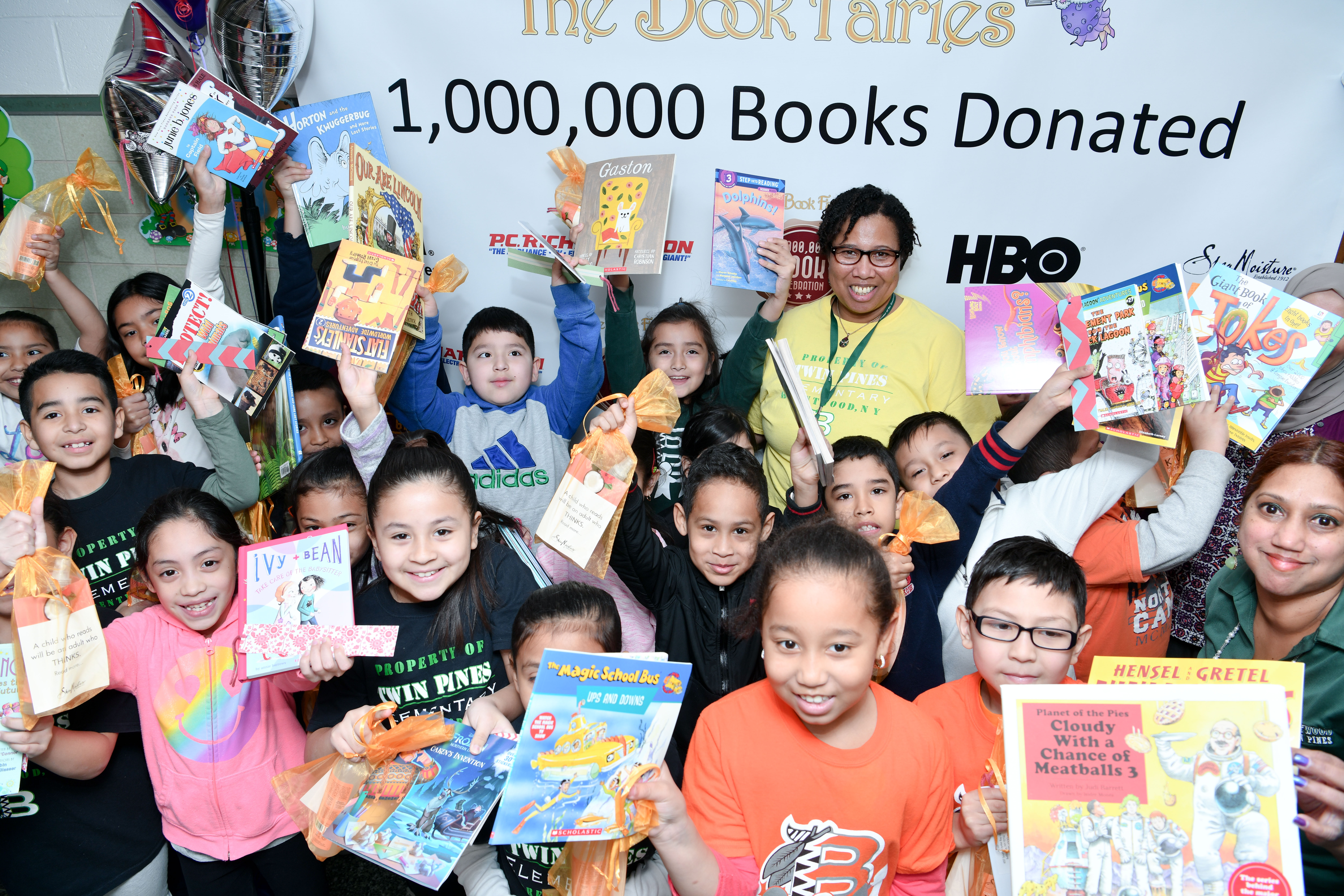 Casi 900 estudiantes de Brentwood reciben libros gratuitos de The Book Fairies