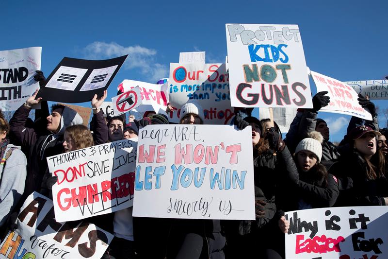 La Casa Blanca aplaude manifestaciones a favor de un mayor control de armas
