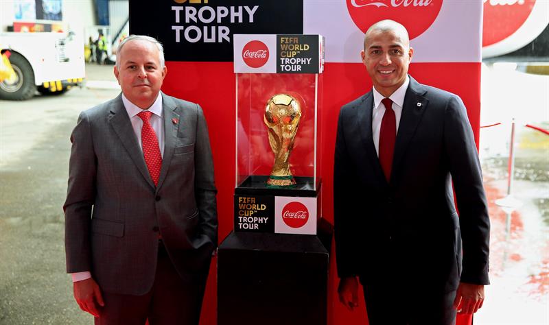 El trofeo de la Copa Mundial de la FIFA se luce en Colombia