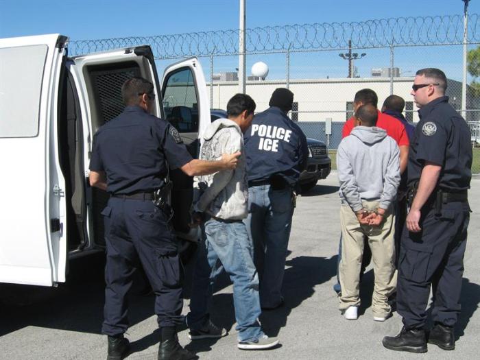 Arrestan a 97 inmigrantes en la mayor redada en una década