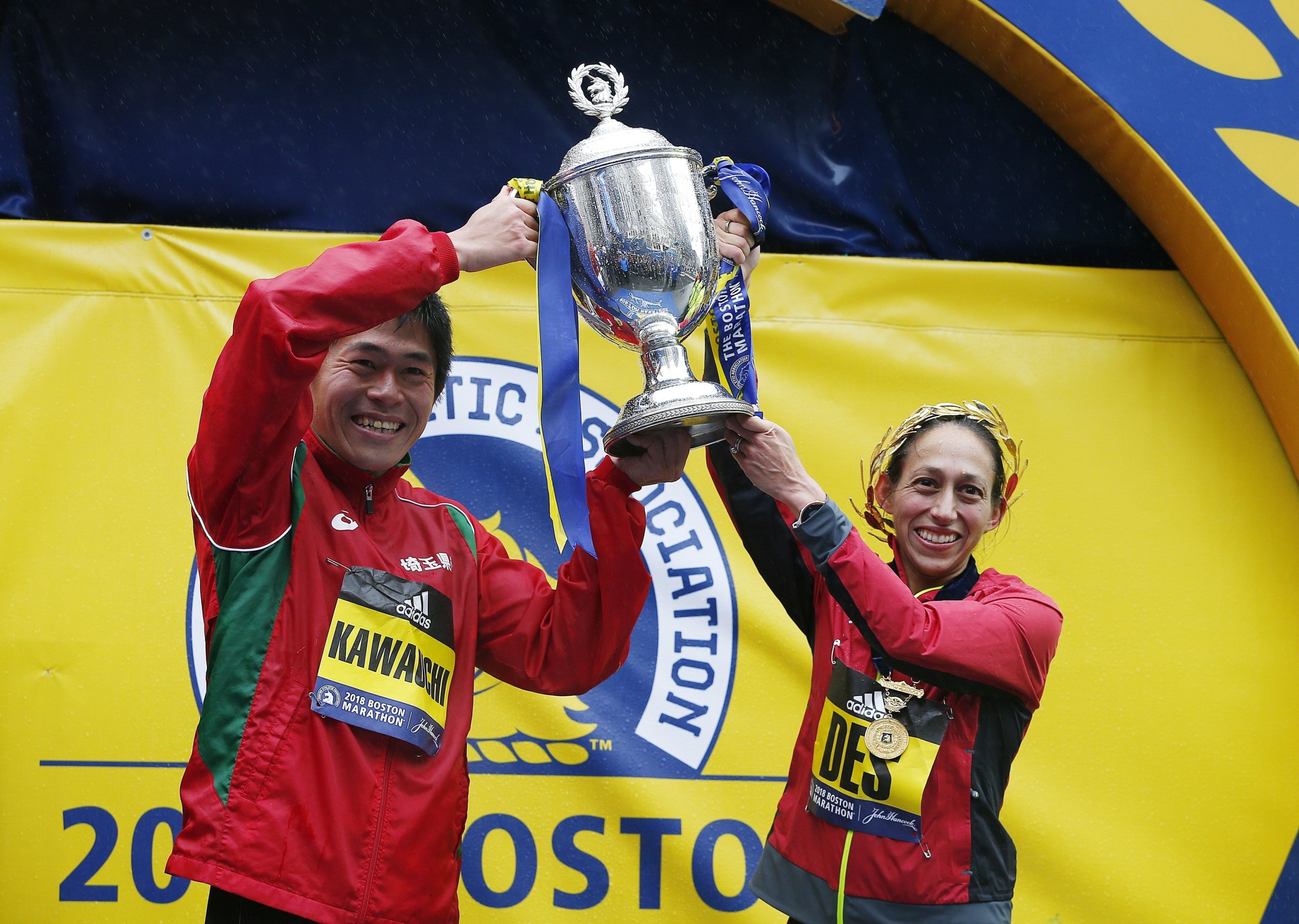 Atleta hispana Des Linden hace historia al ganar la Maratón de Boston