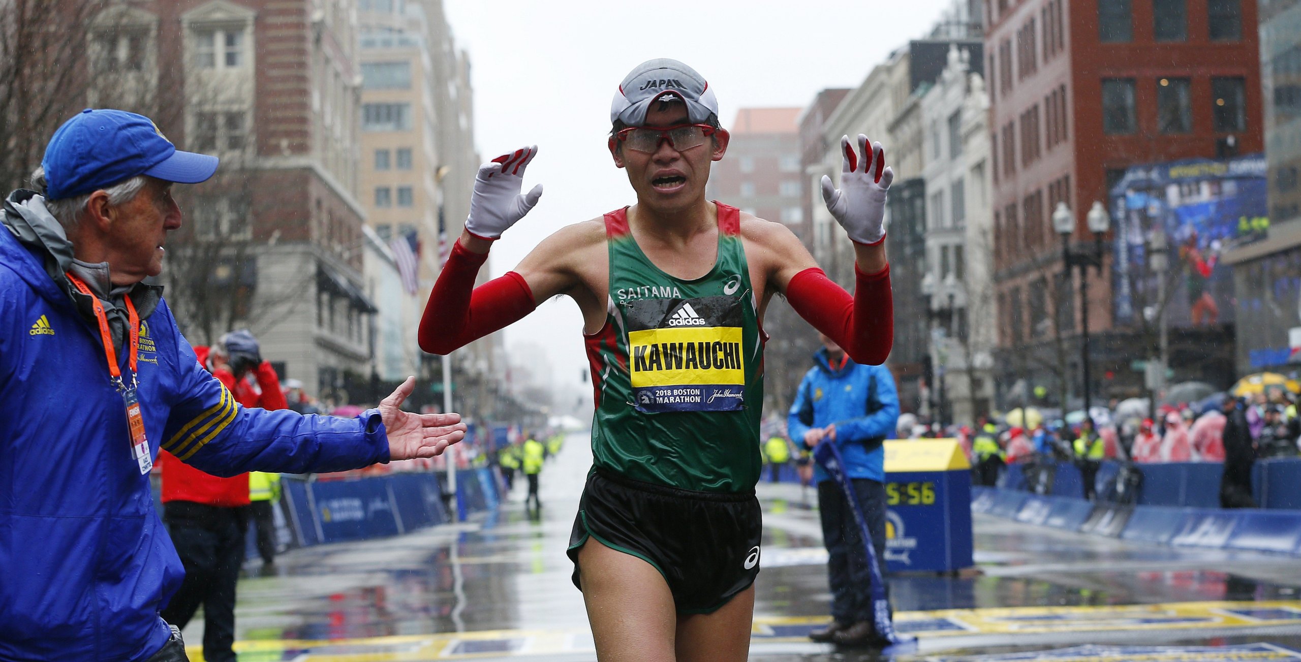 Atleta hispana Des Linden hace historia al ganar la Maratón de Boston 