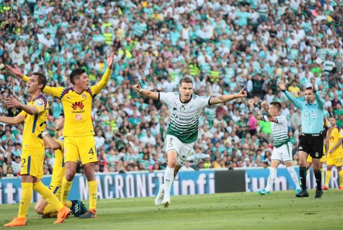 Santos aplasta 4-1 al América y pone un pie en la final mexicana