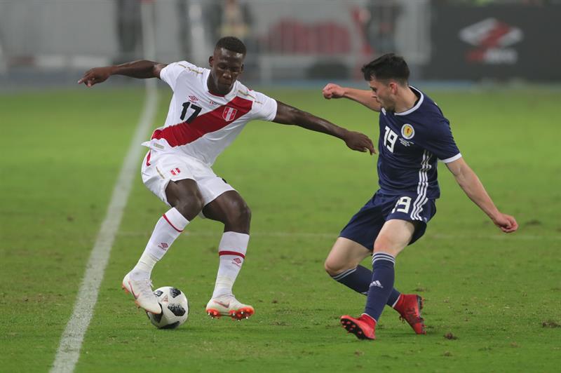 Perú gana 2-0 a Escocia y hace soñar a su afición (Fotos y Video)