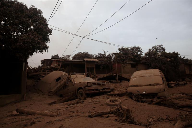 Suben a 65 los muertos por la erupción del volcán de Fuego en Guatemala