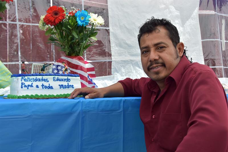 Padre mexicano de 6 hijos celebra obtención de residencia permanente