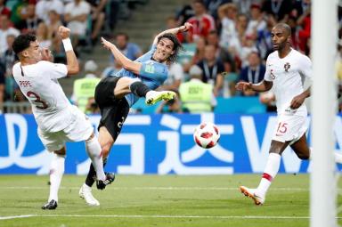 Cavani pone a Uruguay en cuartos y despide a Cristiano