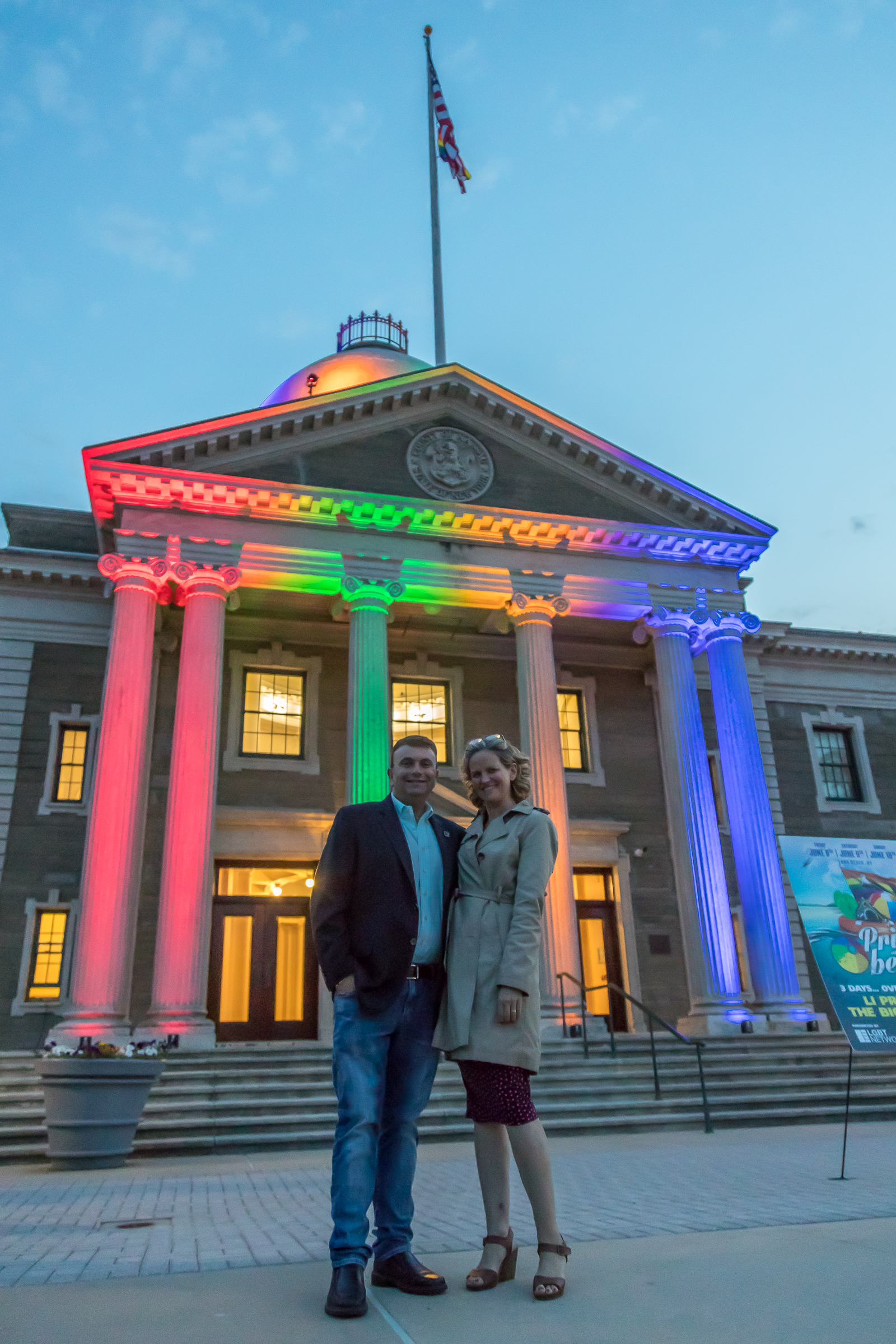 Ejecutiva Curran y funcionarios LGBT levantan la 'Bandera del Orgullo'