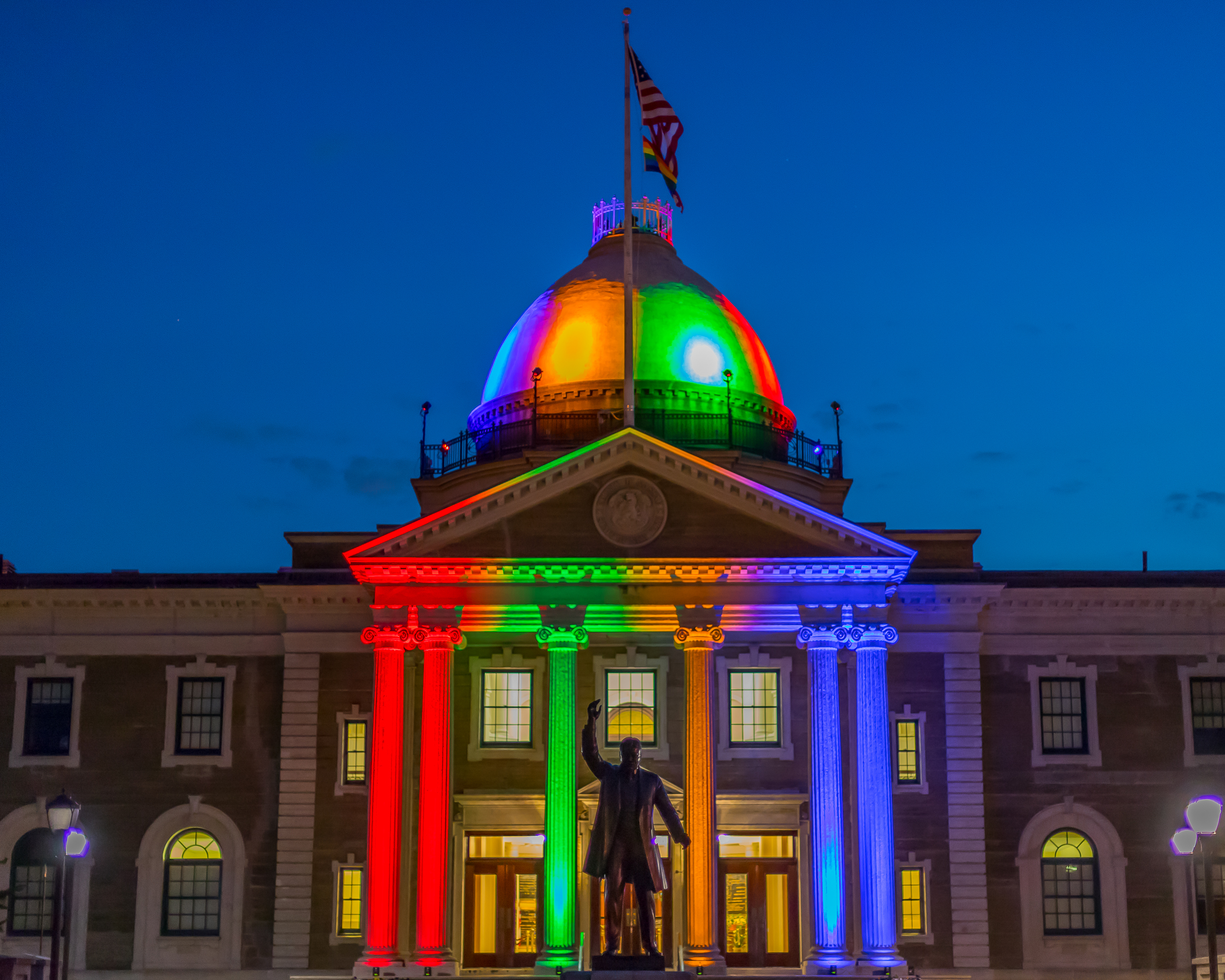 Ejecutiva Curran y funcionarios LGBT levantan la 'Bandera del Orgullo'