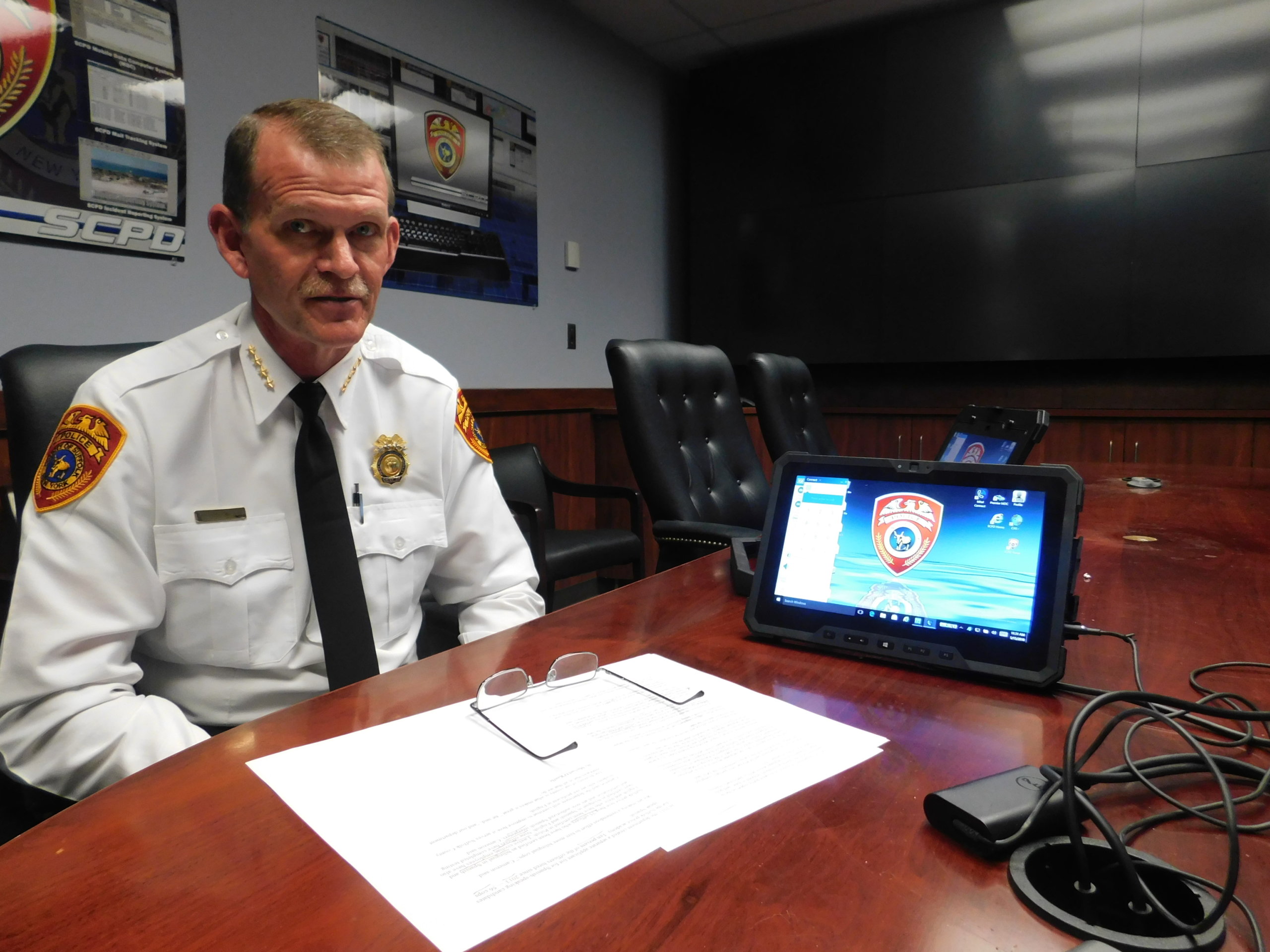 Policías de Suffolk usan tabletas para traducción y mejorar comunicación con hispanos