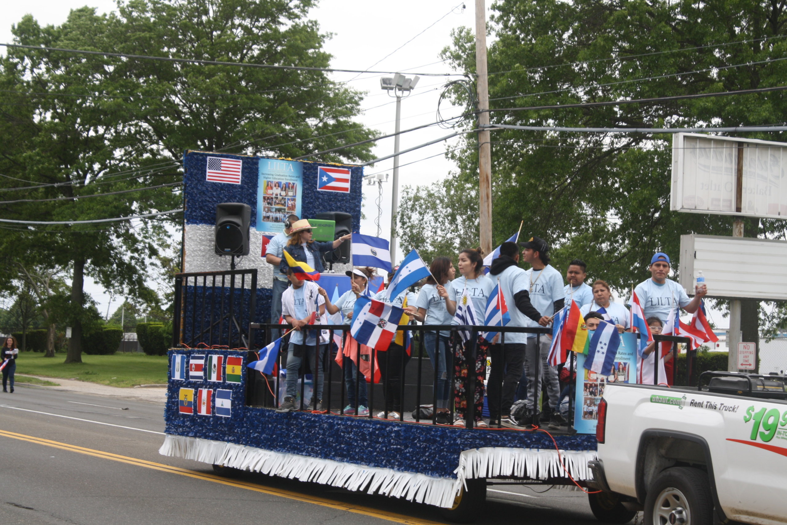 Desfile Puertorriqueño-Hispano brilla en las calles de Brentwood (Fotos y Video)