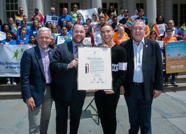 El Concejo de Nueva York honra al deportista olímpico Adam Rippon