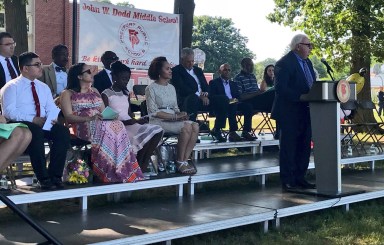 Senador John Brooks asiste a ocho graduaciones de estudiantes en Long Island