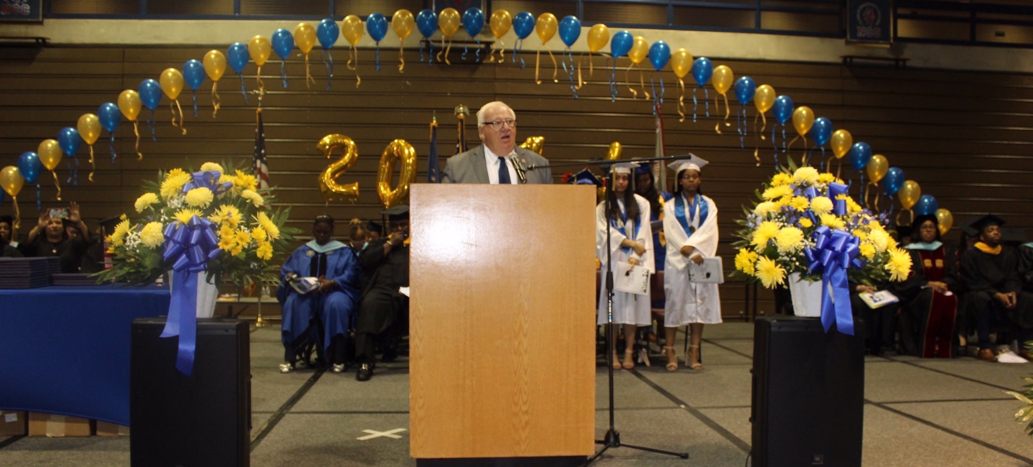 Senador Brooks asiste a ocho graduaciones de estudiantes en Long Island (Fotos)