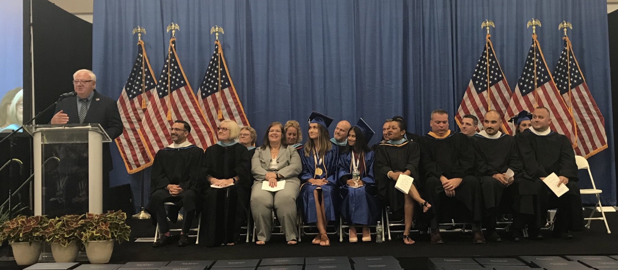 Senador Brooks asiste a ocho graduaciones de estudiantes en Long Island (Fotos)