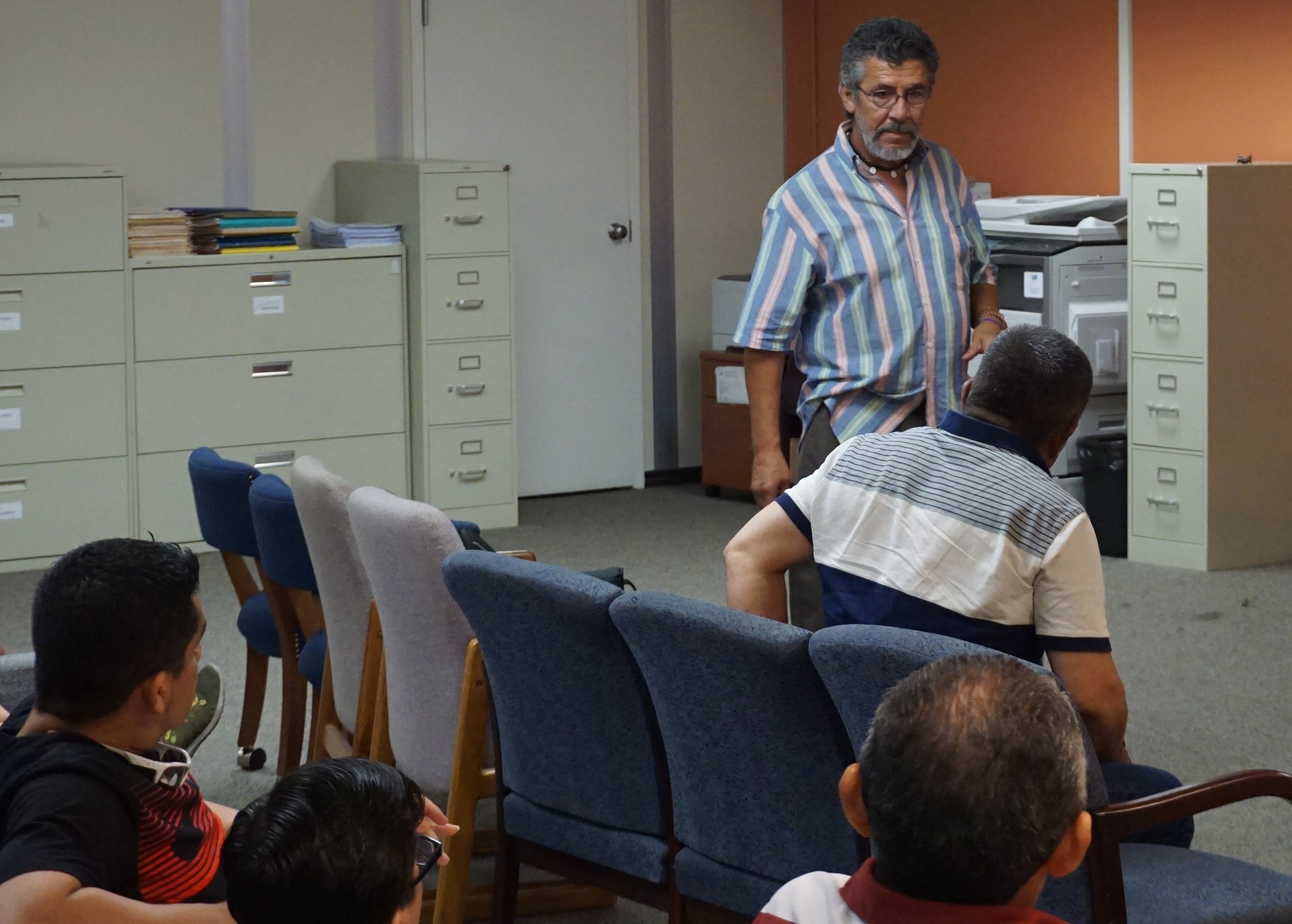 Foro comunitario en Brentwood orienta a salvadoreños portadores de TPS