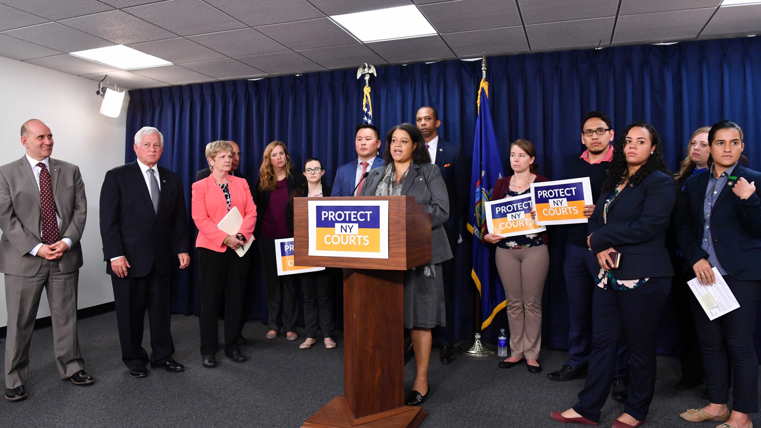 Asamblea de NY presenta ley para proteger a inmigrantes contra arrestos en juzgados