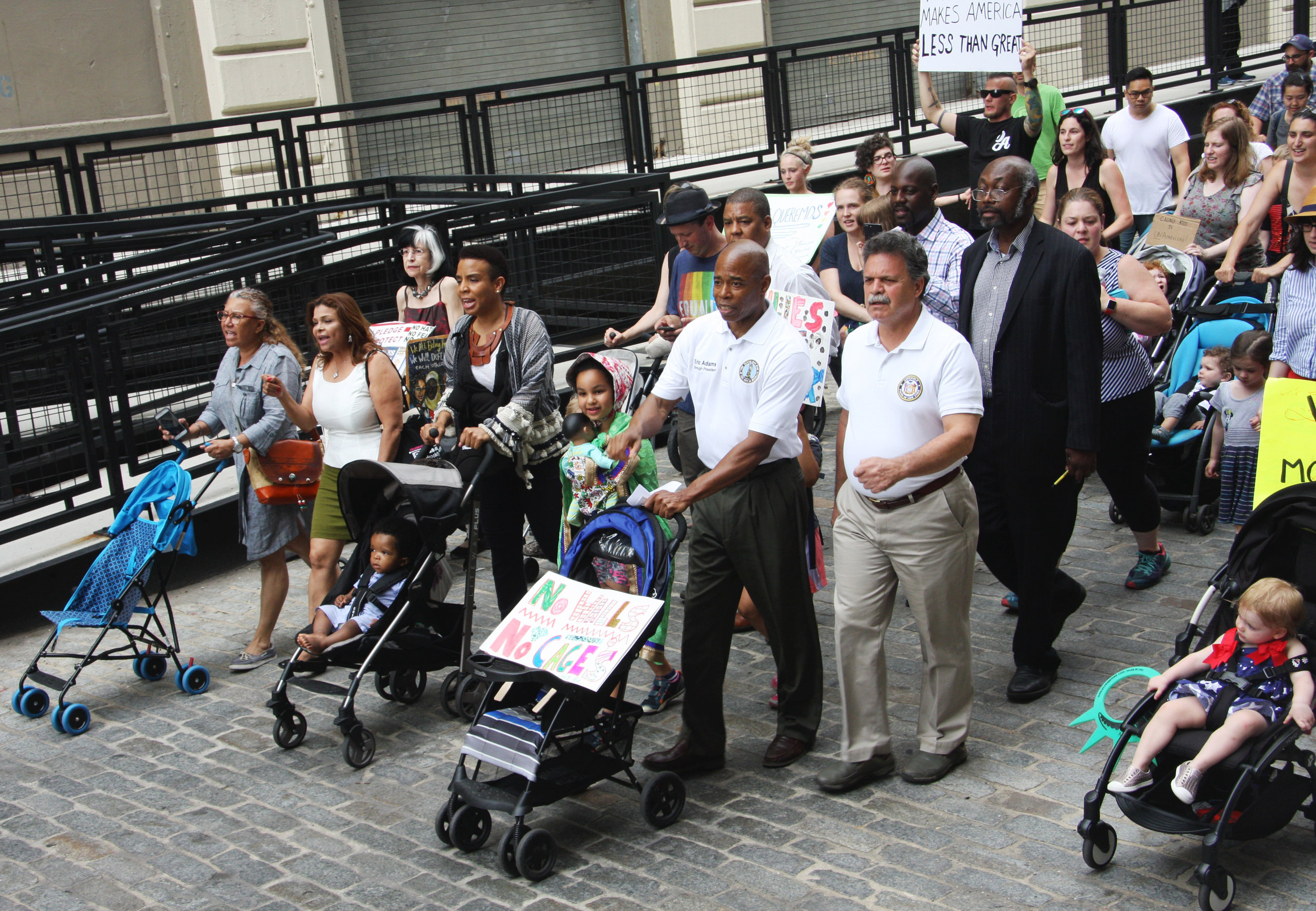 Marcha de protesta por separación de familias se dirigió a centro de detención en Brooklyn