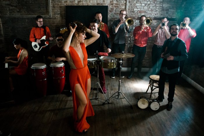 Solange Prat ... Cautivante y sensual voz de la Williamsburg Salsa Orchestra