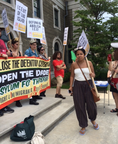 Activistas protestan en Long Island para exigir la abolición de ICE