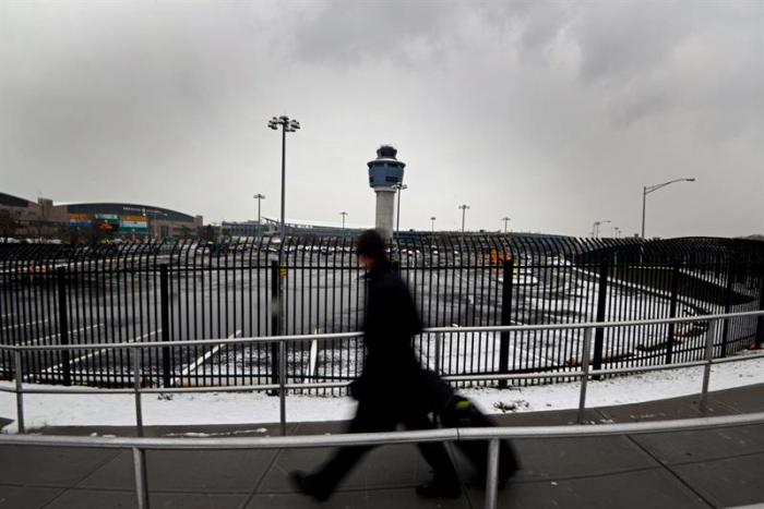 Encuentran un feto en el baño de un avión en un aeropuerto de Nueva York