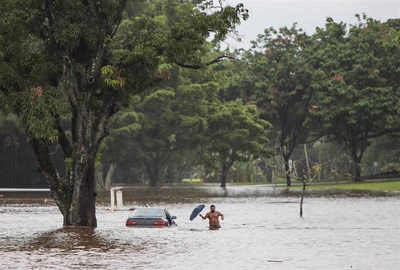 El huracán Lane causa inundaciones, apagones y cortes de carretera en Hawai