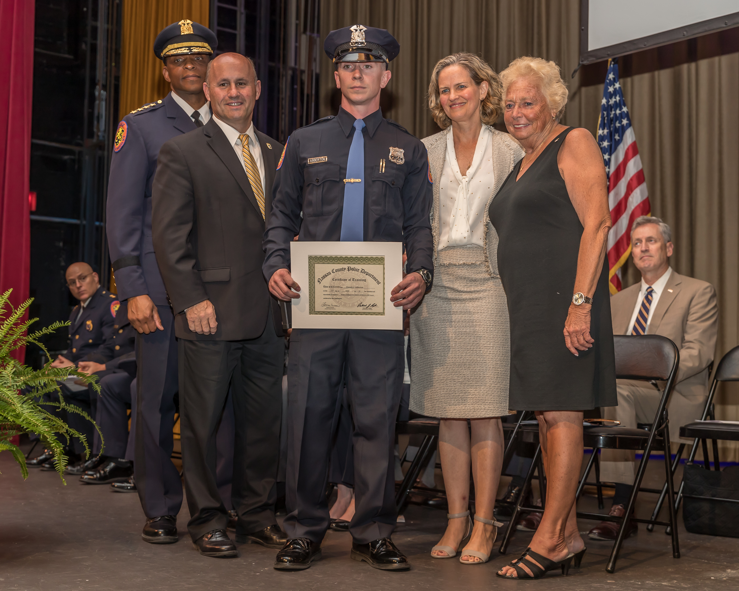 Ejecutiva de Nassau felicita a nuevos graduados de la Academia de Policía