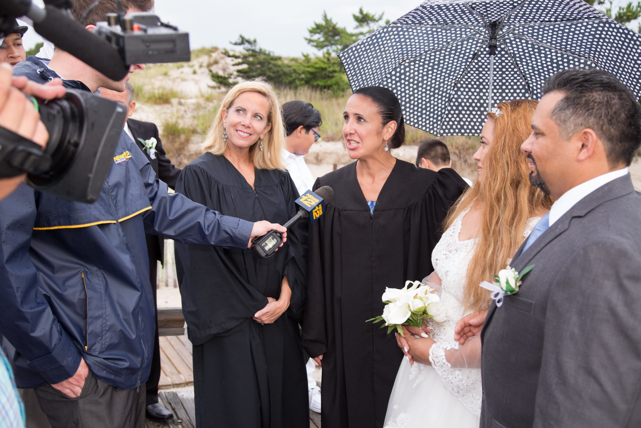 Autoridades del Pueblo de Hempstead oficiaron primera boda en español en la playa