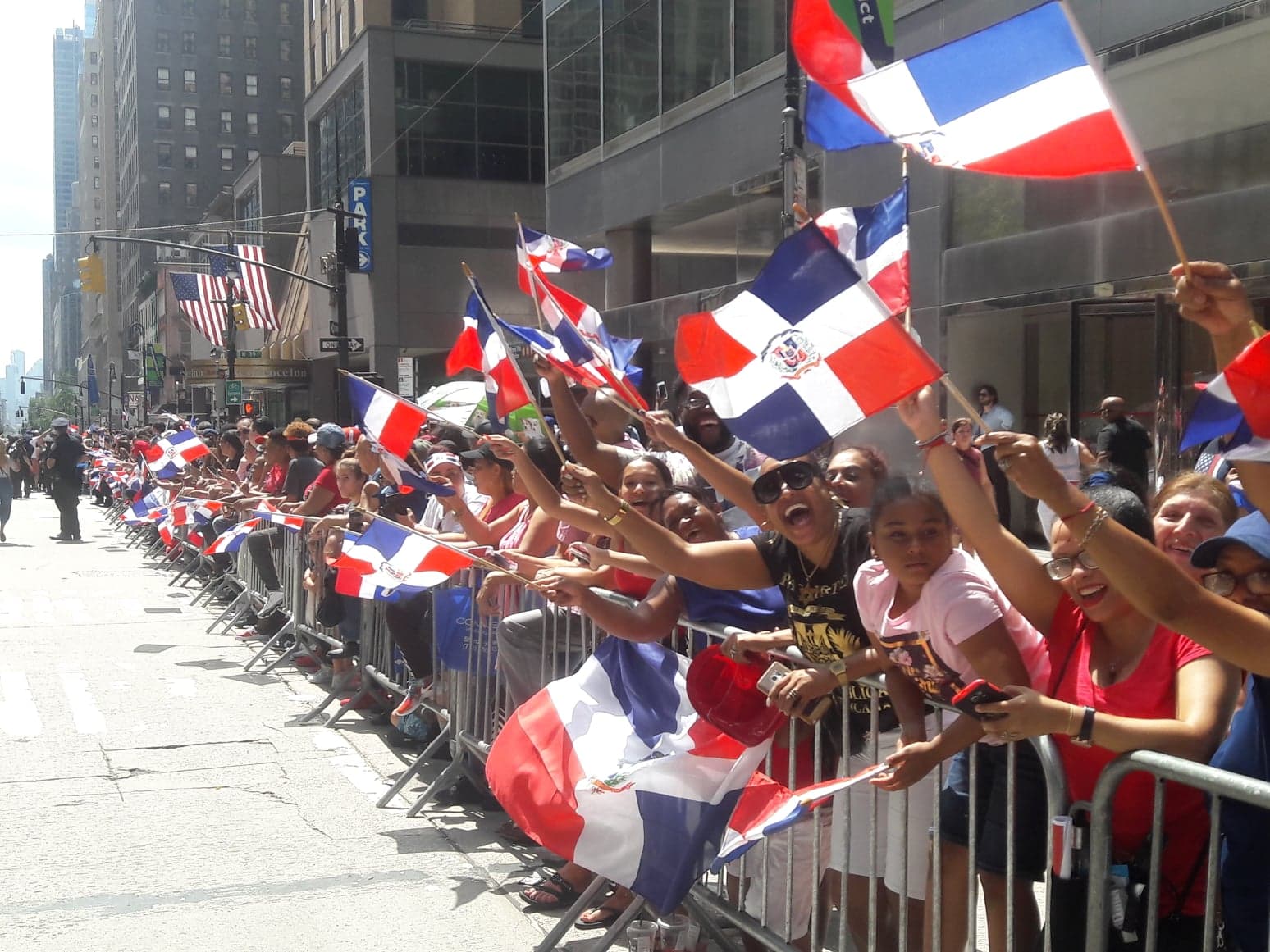 Sabor, ritmo y colorido en el Desfile Dominicano de NY (Fotos y Videos)