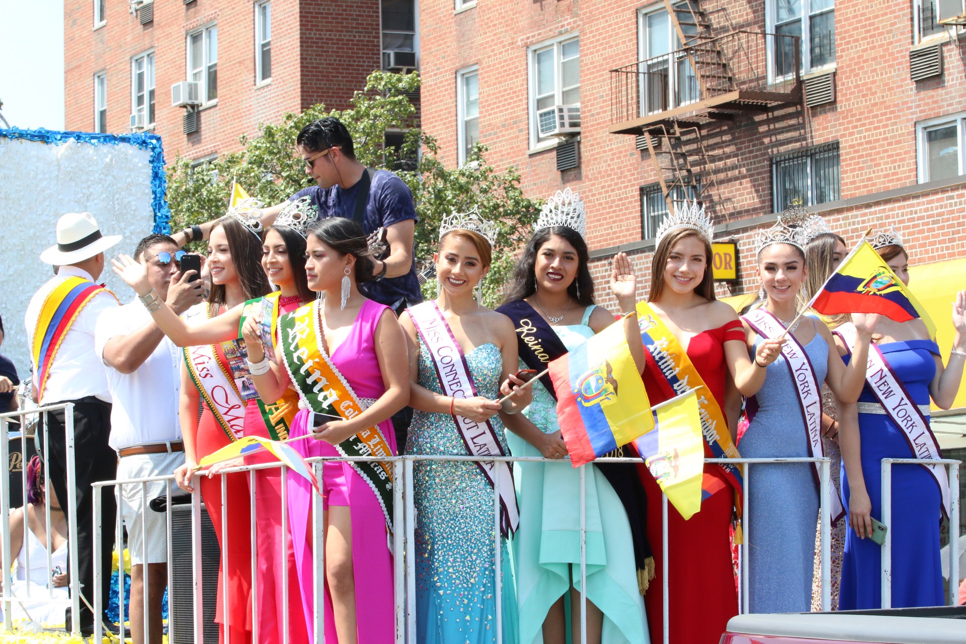 Queens se pintó de amarillo, azul y rojo con el Desfile Ecuatoriano de