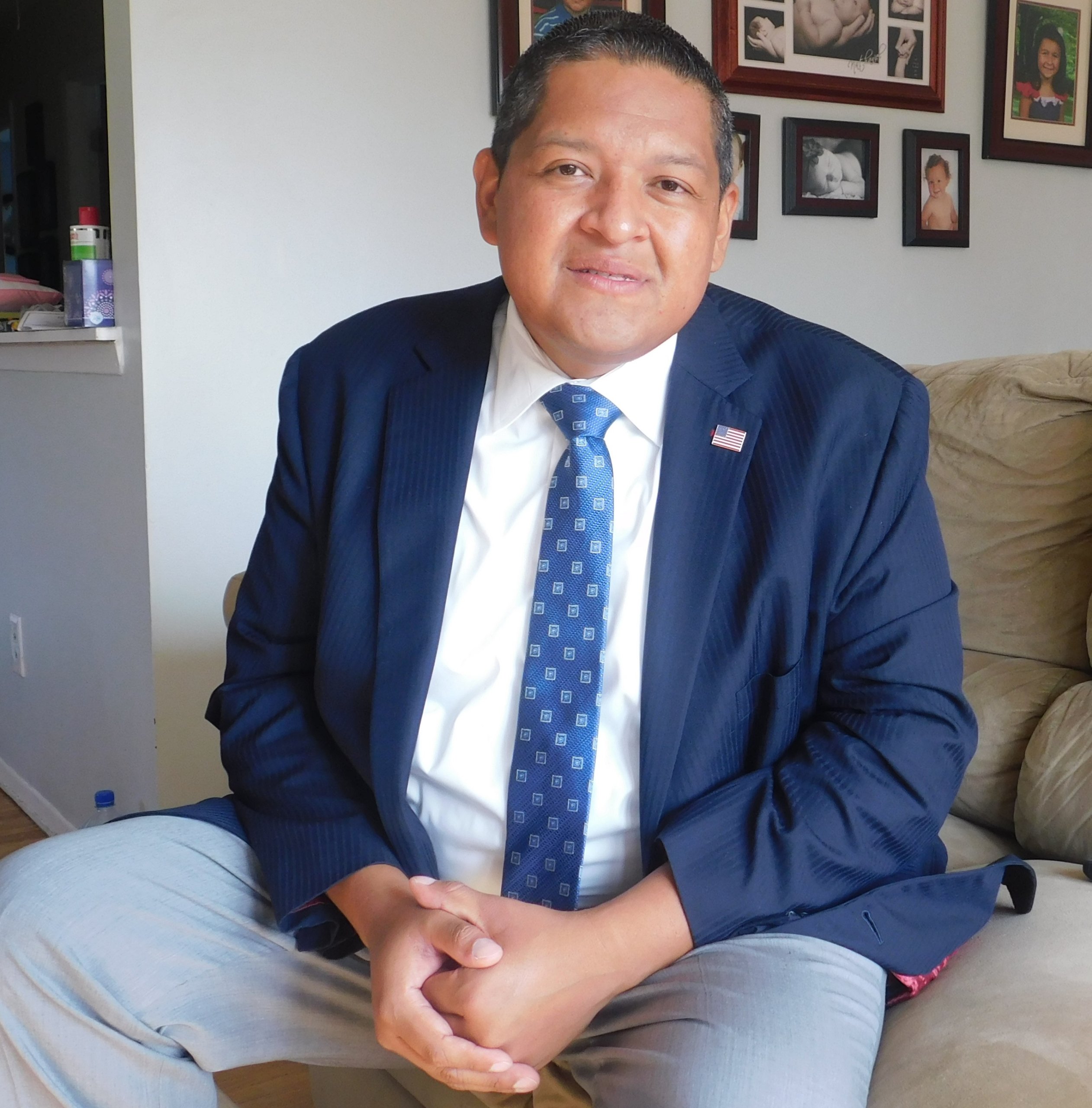 Salvadoreño Juan Vides hace historia al ganar las primarias demócratas en Long Beach