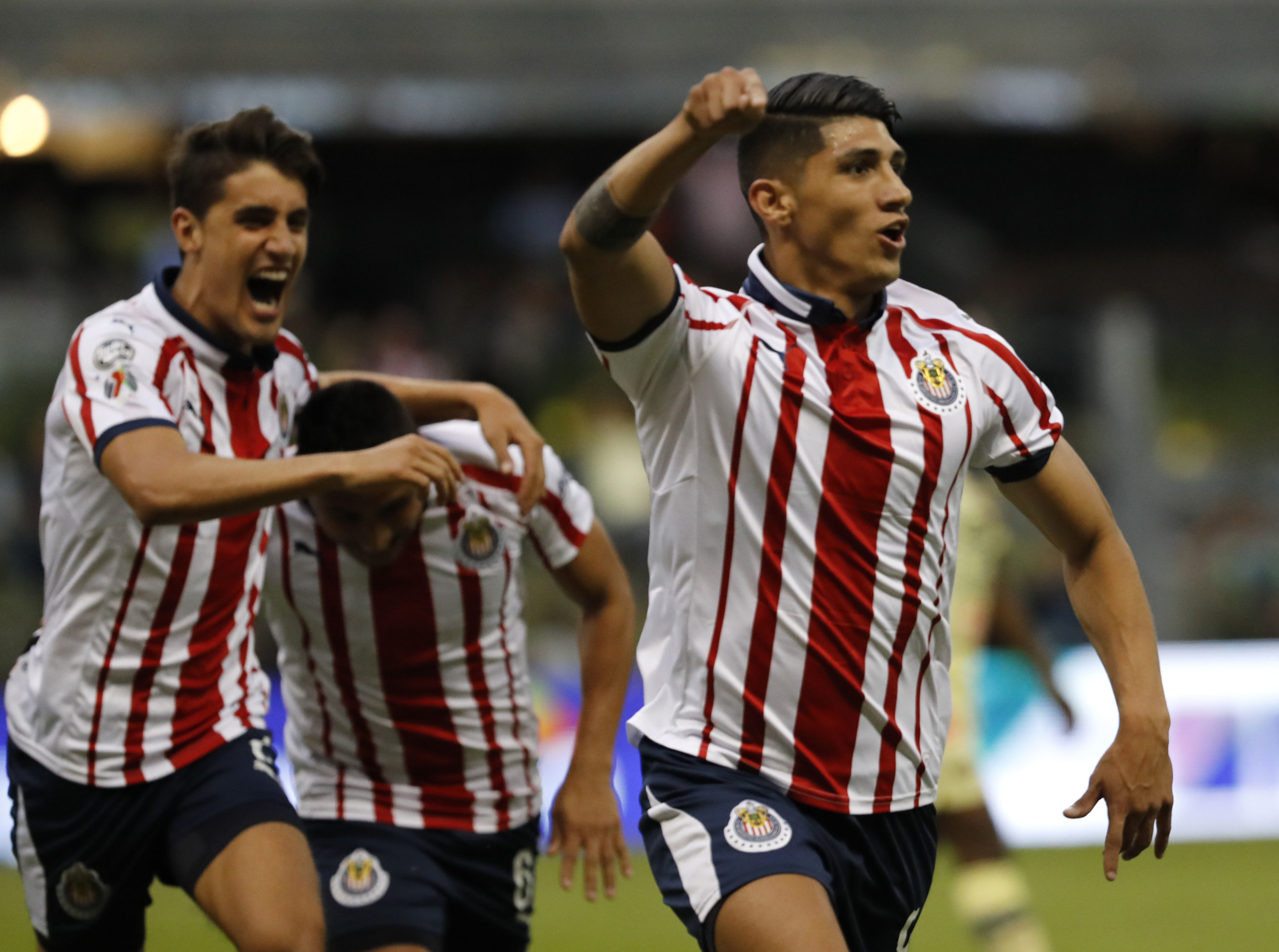 Con el portero Gudiño vestido de héroe las Chivas arrancan empate al América 