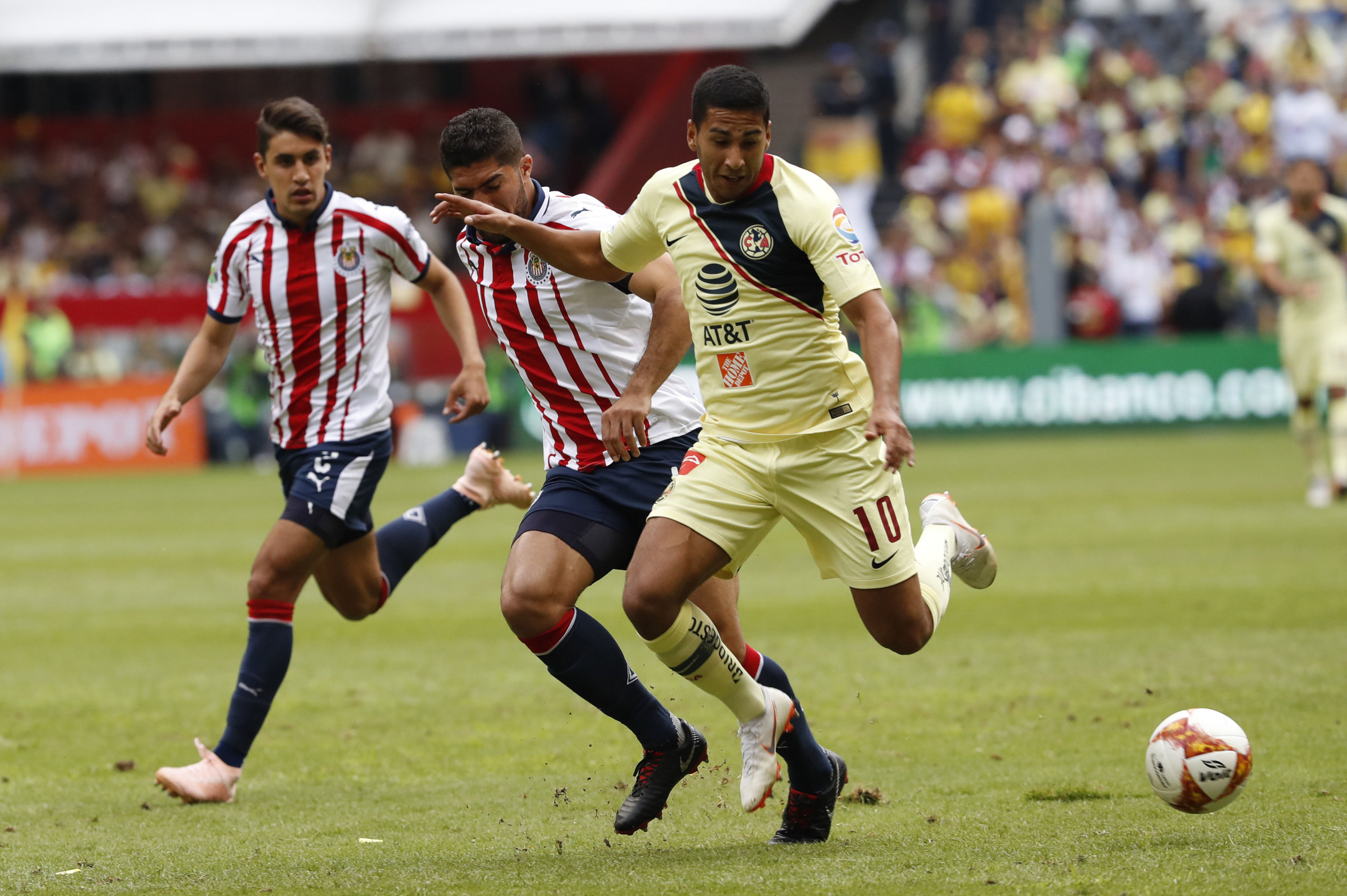 Con el portero Gudiño vestido de héroe las Chivas arrancan empate al América 