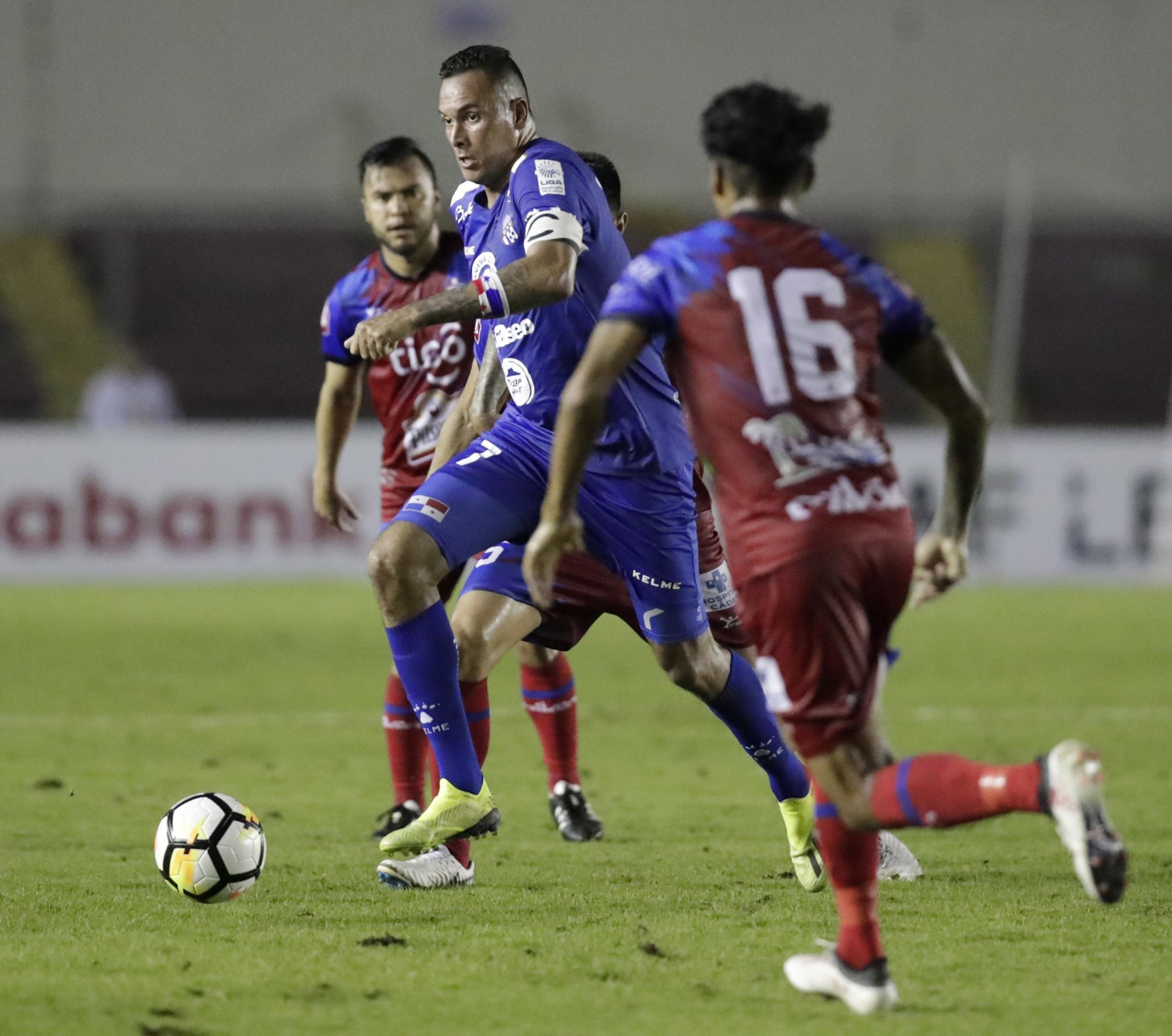 Blas Pérez, del Árabe Unido, en acción ante el Club Deportivo FAS los 4tos. de final.