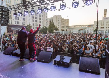 Miles asisten a fiesta callejera en Brooklyn